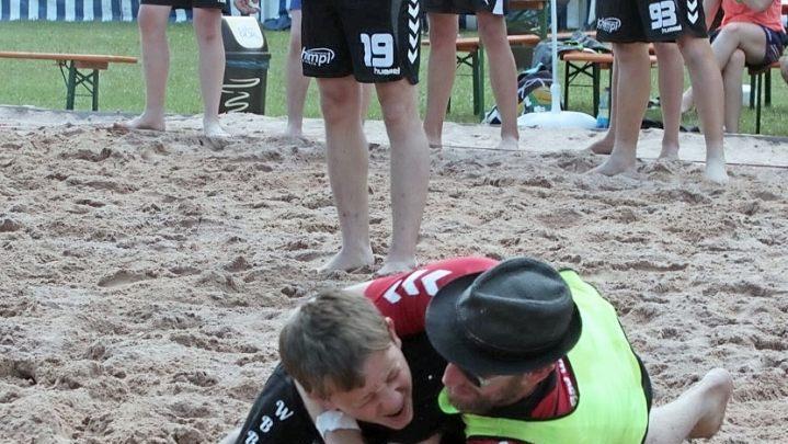 Der Schein trügt: Im Kampf um den Ball blieben auch die "Bodenduelle" fair, auch wenn der eine oder andere Handballer nicht nur im Sandkasten, sondern auch noch im "Schwitzkasten" seines Gegners steckte.  Fotos: Iris Bilek