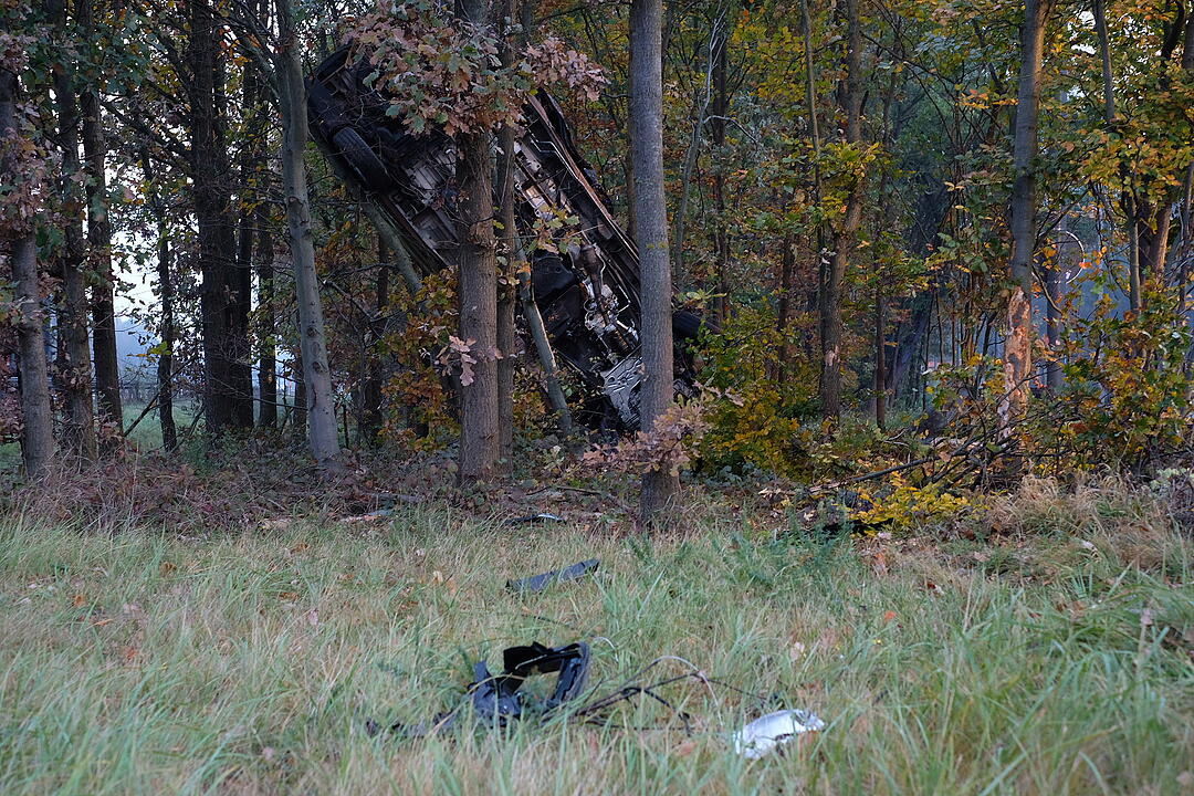 A3 zwischen Nürnberg und Erlangen: Kleinbus landet in Baum
