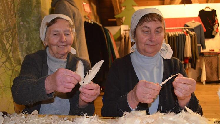 Helga Wagner und Ilona Renner aus Roßfeld zeigen das Federnschleißen. Foto: Gabi Bertram