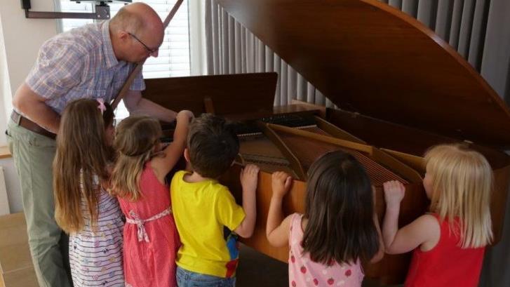 Die Kinder lernten, wie es in einem Flügel aussieht.   Foto: Heike Reinersmann