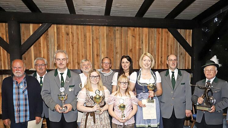 Ehrungen und Pokalgewinner, von links: Siegmund Michel, Heiner Nieblich, 1. Schützenmeister Frank Zapf, Anton Pietz, Katja Sophie Zanke, Ulrich Backer, Amelie Zinke, Anna-Lena Nieblich, Sonja Lieb, Christian Pfadenhauer, Josef Wicklein