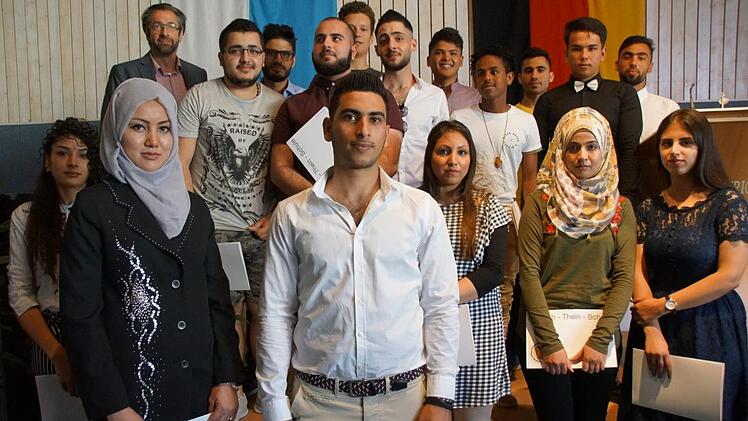 Nach zwei Jahren in einer der Berufsintegrationsklassen für Flüchtlinge sind sie spitze: 16 externe Prüfungsteilnehmer, nun mit "Quali".Sabine Weinbeer