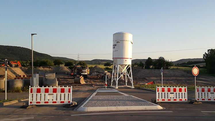 Zur Zeit wird die Zufahrtsstraße zum Gewerbegebiet "Obere Länge II" und das Regenrückhaltebecken gebaut. Ursprünglich war eine Fertigstellung zum Jahresende geplant, die sich jedoch wegen der Corona-Krise verschieben könnte. Christian Licha