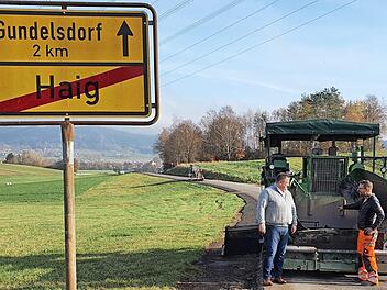 Die Gemeindeverbindungsstraßen Reitsch - Glosberg und Haig - Gundelsdorf sind wieder frei. Bei der Begehung kam Dirk Raupach (links) mit einem Mitarbeiter des Bankettbauers an der Gemeindeverbindungsstraße Haig - Gundelsdorf ins Gespräch. Foto: Karl-Heinz Hofmann