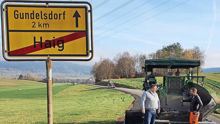 Die Gemeindeverbindungsstraßen Reitsch - Glosberg und Haig - Gundelsdorf sind wieder frei. Bei der Begehung kam Dirk Raupach (links) mit einem Mitarbeiter des Bankettbauers an der Gemeindeverbindungsstraße Haig - Gundelsdorf ins Gespräch. Foto: Karl-Heinz Hofmann