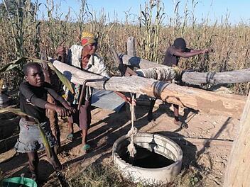 Brunnenbohrung in Namibia: Der Traum einer Dorfbevölkerung wurde wahr. Sie nennen ihn den Brunnen Gottes. Foto: Wilhelmine Mukosho/Benediktinerschwester