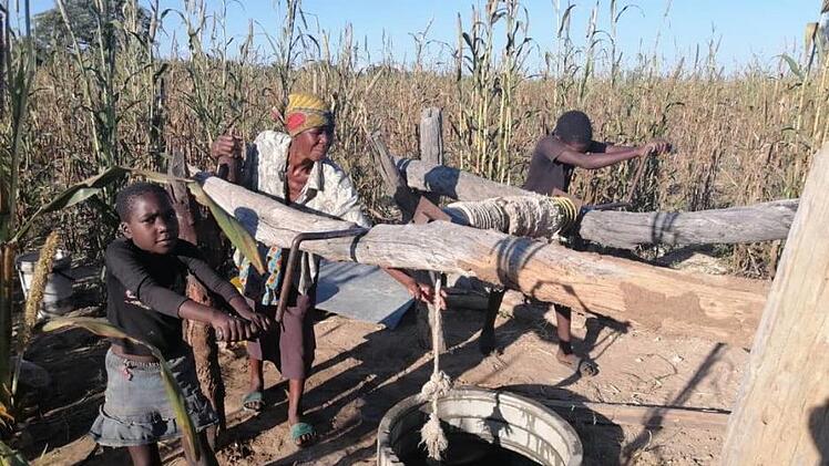 Brunnenbohrung in Namibia: Der Traum einer Dorfbevölkerung wurde wahr. Sie nennen ihn den Brunnen Gottes. Foto: Wilhelmine Mukosho/Benediktinerschwester