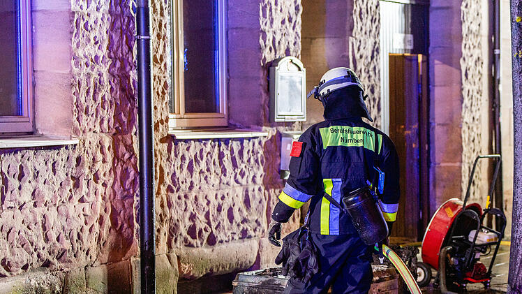 Unter anderem ging dabei ein Zigarettenautomat in Flammen auf.