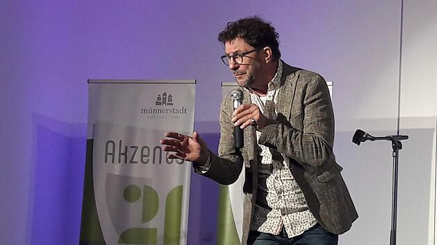 Der Nürnberger Kabarettist Bernd Regenauer auf der Bühne in Münnerstadt. Foto: Hartmut Hessel