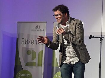Der Nürnberger Kabarettist Bernd Regenauer auf der Bühne in Münnerstadt. Foto: Hartmut Hessel