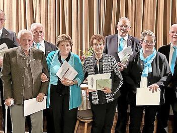 Für jahrzehntelange Treue zum Chorgesang wurden geehrt (v. l.): Ralf Sieber (40 Jahre), Vorsitzende Jeannette Heyder, Roman Heyder (40 Jahre), Ewald Heyder (60 Jahre), Helmut Schmidt, Rosemarie Söllner, Lisa Treuner (alle 65 Jahre), Chorleiter Kl...