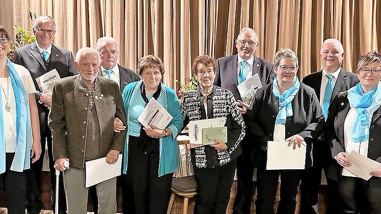 Für jahrzehntelange Treue zum Chorgesang wurden geehrt (v. l.): Ralf Sieber (40 Jahre), Vorsitzende Jeannette Heyder, Roman Heyder (40 Jahre), Ewald Heyder (60 Jahre), Helmut Schmidt, Rosemarie Söllner, Lisa Treuner (alle 65 Jahre), Chorleiter Kl...