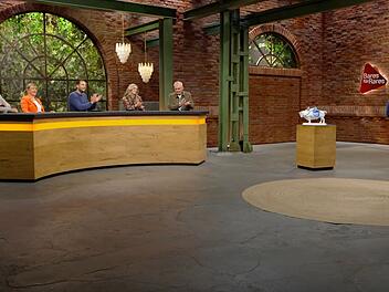 Alles lief scheinbar glatt: Andreas (rechts) aus der Schweiz erhielt in der Mittwochsausgabe der ZDF-Tr&ouml;delshow "Bares f&uuml;r Rares" mit Horst Lichter eine vielversprechende Expertise und reichlich Gebote.