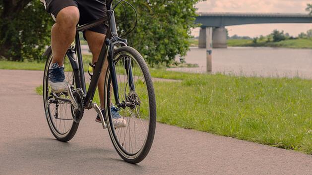 Neu-Ulm: Messerstecher attackiert Radfahrer