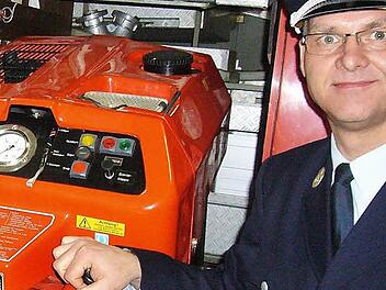 ,Wasser halt': 20 Jahre lang hat Ottmar Böhnlein die Rimbacher Feuerwehr vorangebracht. Am Wochen-ende verabschiedete er sich in den Kommandanten-Ruhestand.  Fotos: fp
