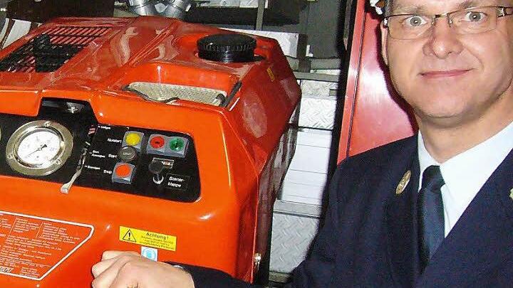 ,Wasser halt': 20 Jahre lang hat Ottmar Böhnlein die Rimbacher Feuerwehr vorangebracht. Am Wochen-ende verabschiedete er sich in den Kommandanten-Ruhestand.  Fotos: fp