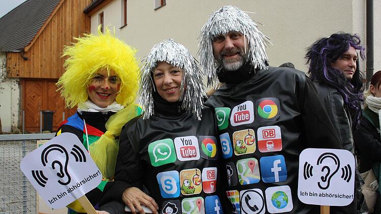 "Der Faschingszug ist ein Muss", sagen Regina (Mitte) und Martin (rechts) aus Neunkirchen.