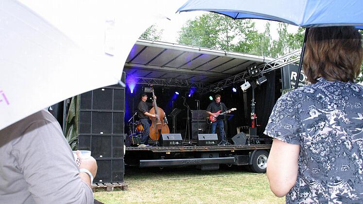 Schirme brauchten die Besucher von "Rambazamba in der Pampa" nur zu Beginn und Ende des Open Air-Festivals., wie hier beim Auftritt der "Ingo-Bingo-Band".