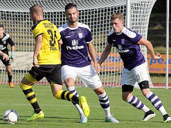 Der Bayreuther Marius Strangl (l.) zieht an FCE-Neuzugang Maximilian Göbhardt vorbei; rechts Andre Jerundow. Fotos: sportpress