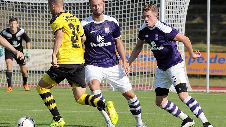 Der Bayreuther Marius Strangl (l.) zieht an FCE-Neuzugang Maximilian Göbhardt vorbei; rechts Andre Jerundow. Fotos: sportpress