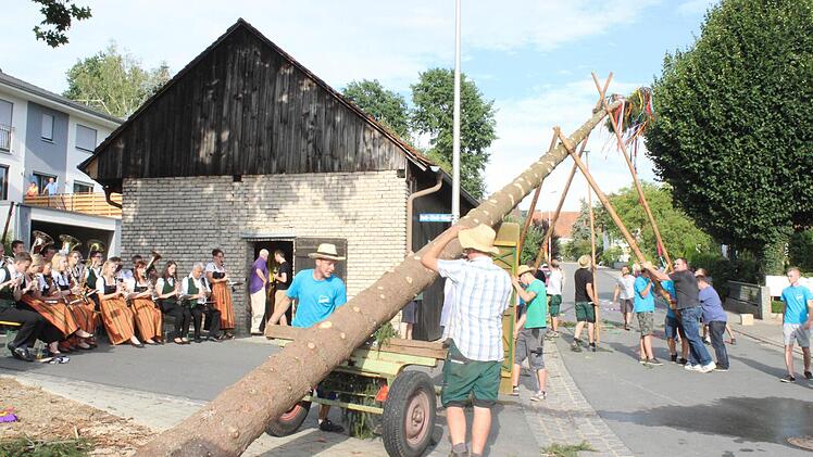 Der Burschenverein Zufriedenheit wuchtete einen 26 Meter hohen Kerwabaum nach oben. Foto: fra-press