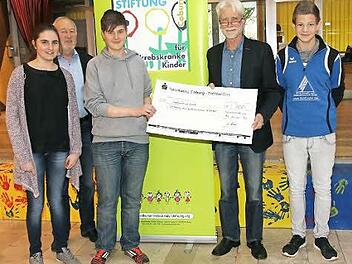 Die Schülersprecher Laetitia Weiß, Jannik Köhler und Markus Püls übergaben die Spenden an den Vorsitzenden der Stiftung für krebskranke Kinder, Uwe Rendigs (Zweiter von rechts). Schulleiter Wolfgang Fischer (Zweiter von links) zeigte sich stolz.  Foto: Michael Stelzner