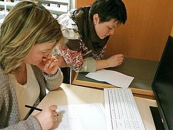 Karin Gadamer (links) und Christa Wolff knobeln an den Maßen für ihre Schürzen herum. Foto: Brigitte Krause