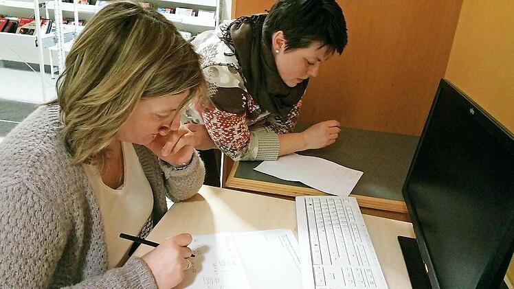 Karin Gadamer (links) und Christa Wolff knobeln an den Maßen für ihre Schürzen herum. Foto: Brigitte Krause