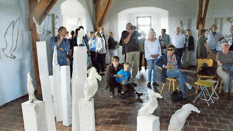 Zur Ausstellungseröffnung "im Turm" der Giechburg kamen am Wochenende zahlreiche interessierte Gäste. Foto: Joseph Beck
