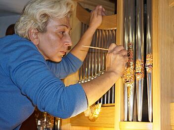 Matuschka Martschella Dimitrova bemalte die Pfeifen der Beichtstuhl-Orgel des Bischofsheimer orthodoxen Geistlichen Fjodor Hölldobler mit Löwenkopfmotiven.  Fotos: Marion Eckert