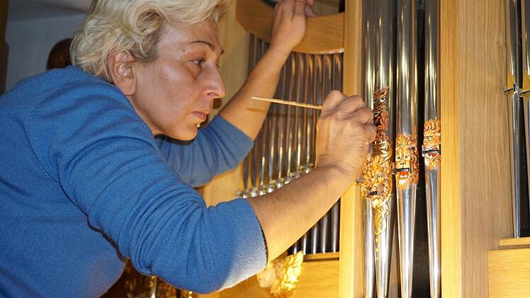 Matuschka Martschella Dimitrova bemalte die Pfeifen der Beichtstuhl-Orgel des Bischofsheimer orthodoxen Geistlichen Fjodor Hölldobler mit Löwenkopfmotiven.  Fotos: Marion Eckert