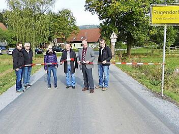 Das Bild zeigt (von links) die Gemeinderäte Hermann Schmidt und Ernst Dehler, Tatjana Friedlein vom Bauamt, Wolfgang Kreul, Ralf Holzmann und Christian Heiß vom Büro IBP bei der Freigabe der Gemeindeverbindungsstraße zwischen Rugendorf und Feldbuch. Foto: Klaus-Peter Wulf