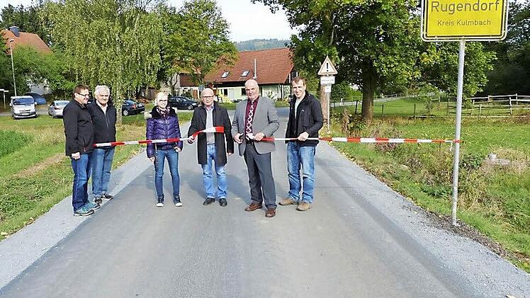 Das Bild zeigt (von links) die Gemeinderäte Hermann Schmidt und Ernst Dehler, Tatjana Friedlein vom Bauamt, Wolfgang Kreul, Ralf Holzmann und Christian Heiß vom Büro IBP bei der Freigabe der Gemeindeverbindungsstraße zwischen Rugendorf und Feldbuch. Foto: Klaus-Peter Wulf
