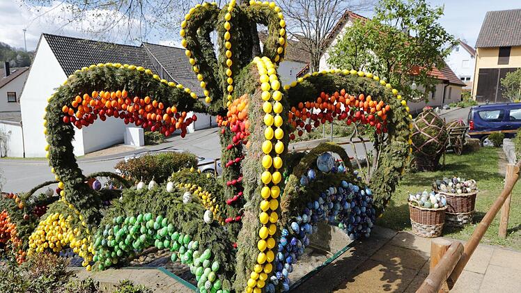 Der fertig geschmückte Osterbrunnen in Lauf (Gemeinde Zapfendorf). Foto: Matthias Hoch