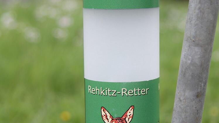 Kernstück des Rehkitzretters ist das batteriebetriebene Licht- und Soundgerät. Zudem wird auf den Metallstab eine Tüte aufgestülpt, die zusätzlich flattert und die Tiere irritiert.