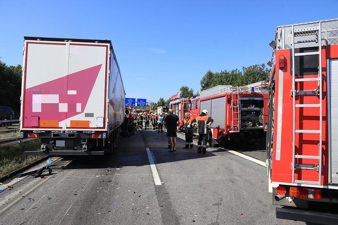 Unfall auf A70 in Wanderbaustelle: Lkw-Fahrer eingeklemmt