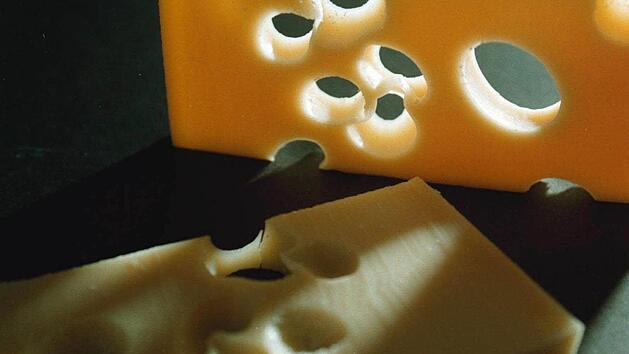 Rückruf von Scheibenkäse: In dem betroffenen Produkt können kleine Plastikteile enthalten sein.  Symbolbild: dpa