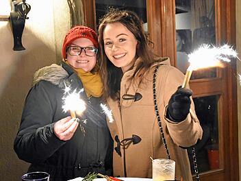 Das "Haßfurter Funkeln" in der Vorweihnachtszeit hat begonnen und die 27-jährige Milena Menna aus Haßfurt (links) und ihre 21 Jahre alte Freundin Julianna Herrmann aus Sylbach freuten sich, dass "in Haßfurt endlich was los ist."Ulrike Langer