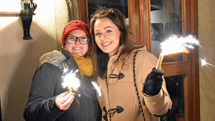 Das "Haßfurter Funkeln" in der Vorweihnachtszeit hat begonnen und die 27-jährige Milena Menna aus Haßfurt (links) und ihre 21 Jahre alte Freundin Julianna Herrmann aus Sylbach freuten sich, dass "in Haßfurt endlich was los ist."Ulrike Langer