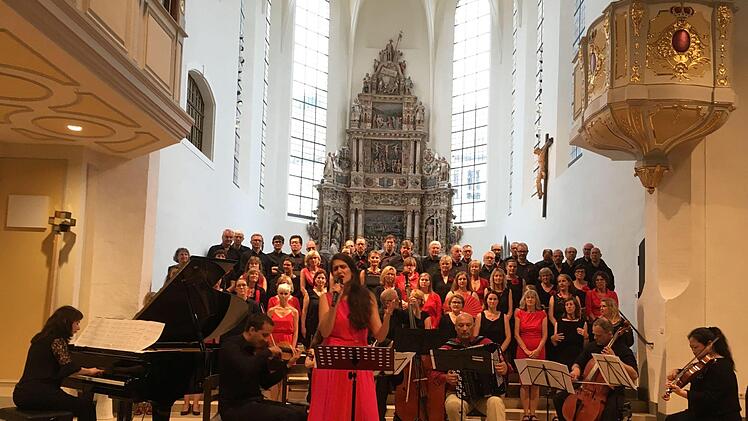 Coburger Erstaufführung: Die "Misa Tango" des argentinischen Komponisten Martin Palmeri erklang am Samstag in der Morizkirche. Der begeisterte Publikum erklatschte sich zwei Zugaben.Foto Jochen Berger
