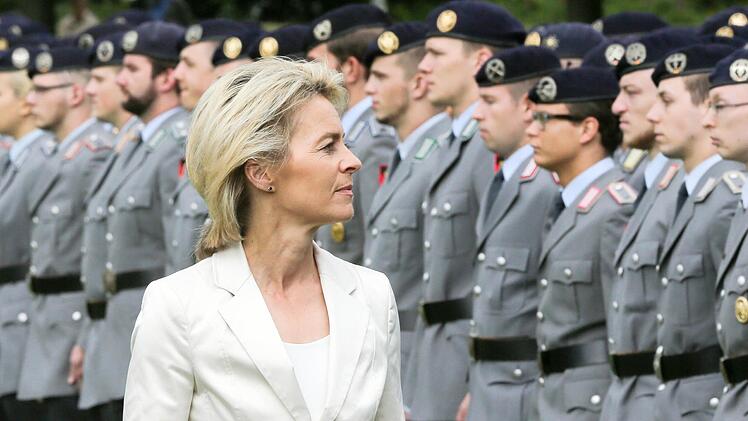 Als Verteidigungsministerin hat Ursula von der Leyen den Abflug gemacht. Foto: Bodo Marks/dpa/Archiv
