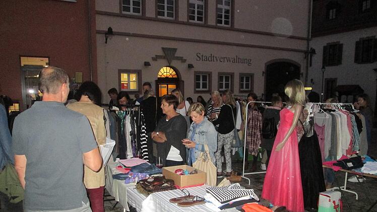 Der Damen helle Freude bot der Ladies-Flohmarkt rund um die Markthalle.Winfried Ehling