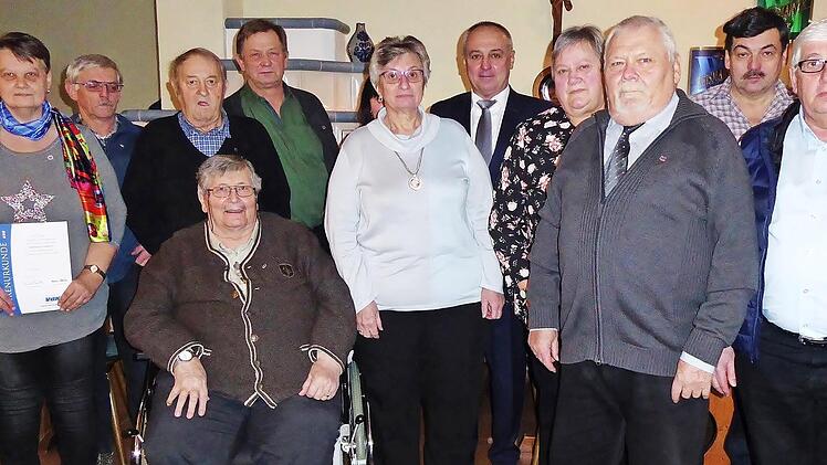 Die Ehrung langjähriger Mitglieder stand im Mittelpunkt der Hauptversammlung des VdK-Ortsverbands Burkheim. Kreisfrauenbeauftragte Martina Buhr (Mitte), Bürgermeister Robert Hümmer (Fünfter von rechts) und Ortsvorsitzender Horst Schnapp (rechts) überreichten Urkunden und Treueabzeichen. Foto: Bernd Kleinert