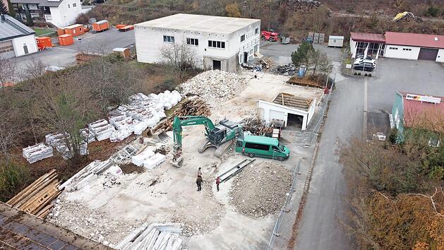 Gut voran kommt der Abriss des sogenannten Woller-Gel&auml;ndes. Innerhalb von drei Wochen soll die Fl&auml;che f&uuml;r den Neubau des neuen Feuerwehrger&auml;tehauses komplett ger&auml;umt sein.  Foto: pr