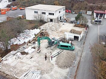 Gut voran kommt der Abriss des sogenannten Woller-Geländes. Innerhalb von drei Wochen soll die Fläche für den Neubau des neuen Feuerwehrgerätehauses komplett geräumt sein.  Foto: pr