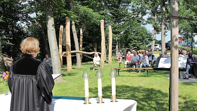Pfarrerin Kathrin Seeliger (vorne) feierte mit ihren beiden Gemeinden Gottesdienst auf der neu gestalteten Lutherhöhe.