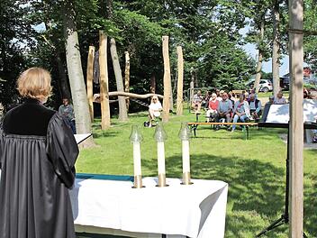 Pfarrerin Kathrin Seeliger (vorne) feierte mit ihren beiden Gemeinden Gottesdienst auf der neu gestalteten Lutherhöhe.