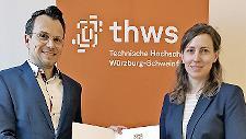THWS-Präsident Jean Meyer überreicht die Ernennungsurkunde an die neuberufene Stiftungsprofessorin Lisa Kiesewetter.