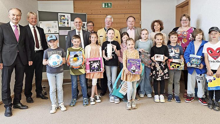 Die Gewinner mit ihren Preisen zusammen mit (von links) Ralph Goller, Vorstand Peter Girndt, Bürgermeister Franz Uome, Geschäftsstellenleiter Elmar Bauer (Presseck), Baron Ludwig Freiherr von Lerchenfeld (Grafengehaig), Bürgermeister Werner Burger...