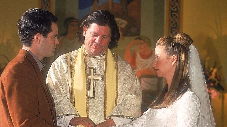 Eine der wenigen sanften Rollen von Claude-Oliver Rudolph: 2003 traute er als Father O'Brian (Mitte) bei "Unter uns" das Paar Till (Ben Ruedinger) und Ute (Isabell Hertel).